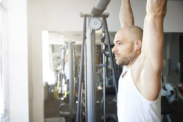 Tiro Atleta Masculino Haciendo Pull Entrenamiento Gimnasio —  Fotos de Stock