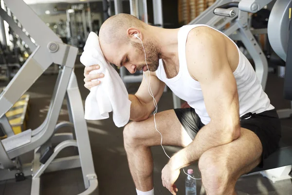 Retrato Del Deportista Escuchando Música Relajándose Después Del Entrenamiento Gimnasio —  Fotos de Stock