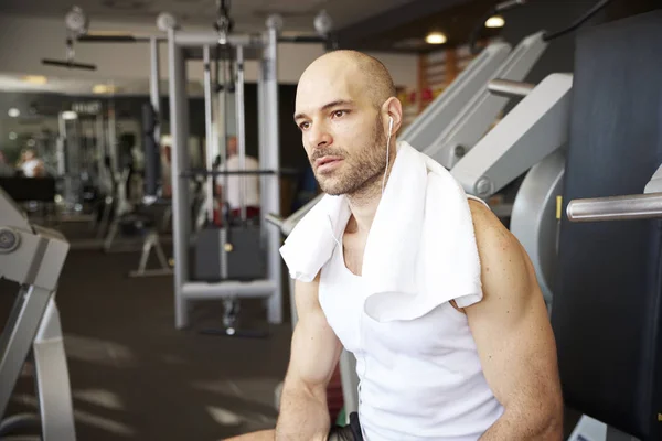 运动男子在健身房锻炼后坐着放松的肖像 — 图库照片