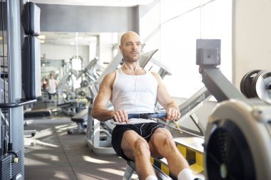 Spor salonunda egzersiz yapan sporcu pozu..