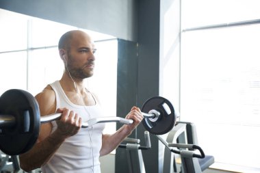 Halter salonunda ile çalışmaları yapan sportif erkek. 