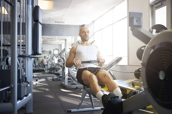 Tiro Hombre Deportivo Haciendo Ejercicios Gimnasio —  Fotos de Stock