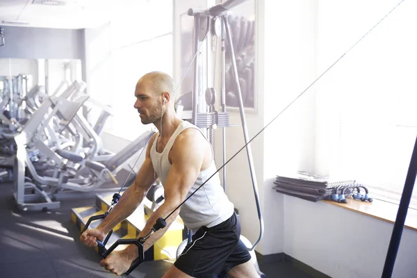 Schuss Von Sportlichem Mann Bei Übungen Fitnessstudio — Stockfoto