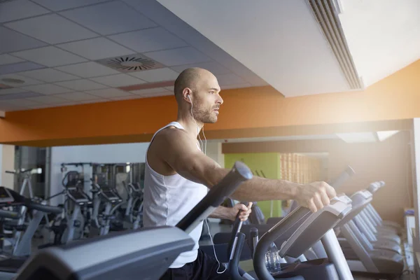 Sportif Erkek Spor Salonunda Çalışıyor Koşu Bandı Üzerinde Kardiyo Egzersizi — Stok fotoğraf