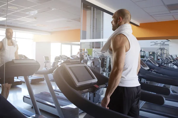 Deportista Está Haciendo Ejercicio Gimnasio Hacer Entrenamiento Cardiovascular Cinta Correr —  Fotos de Stock