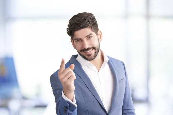 Portret Młodego Biznesmena Wskazując Palcem Ciebie Stojąc Biurze — Zdjęcie stockowe