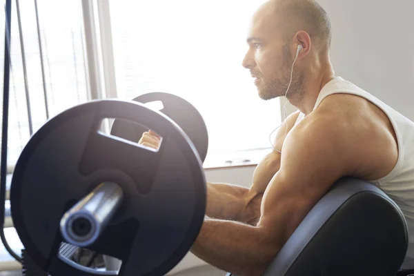 Primer Plano Del Hombre Gimnasio Haciendo Ejercicios Mancuerna Para Crear —  Fotos de Stock