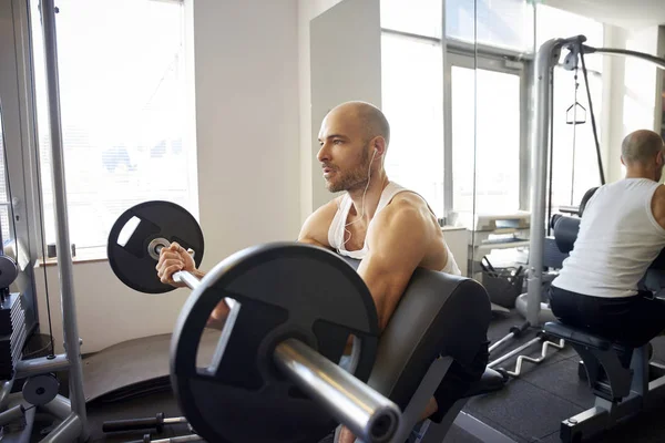 在健身房里做哑铃练习以创造更多肌肉发达的身体的男人特写镜头 — 图库照片