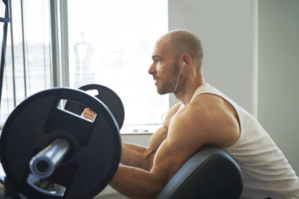 Nahaufnahme Eines Mannes Fitnessstudio Der Hantelübungen Macht Mehr Muskeln Schaffen — Stockfoto