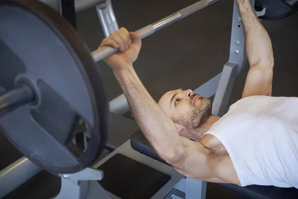 在健身房里做哑铃练习的人的高角度镜头 以创造更多的肌肉发达的身体 — 图库照片