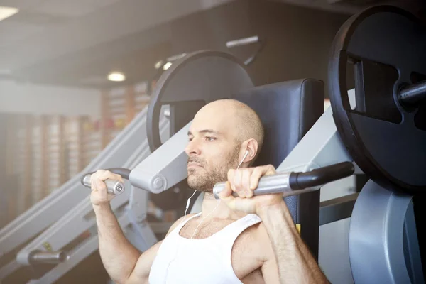 Primer Plano Del Hombre Gimnasio Haciendo Ejercicios Mancuerna Para Crear —  Fotos de Stock