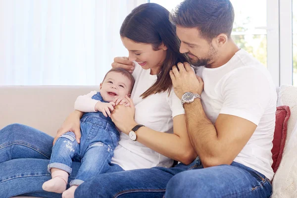 Tiro Familia Joven Feliz Sentado Sofá Con Niña Disfrutar Relajarse — Foto de Stock