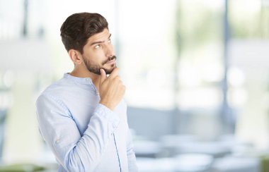 El atış ile duran genç bir adamın çene ve düşünceli arıyorum.