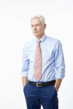 Kollu gömlek ve kravat, izole beyaz arka plan ayakta iken giyen bir üst düzey yakışıklı haddelenmiş.