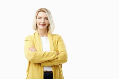 Stüdyo bir mutlu olgun kadının silah kopya alanı ile izole beyaz arka plan, çarpı işareti ile ayakta vurdu.