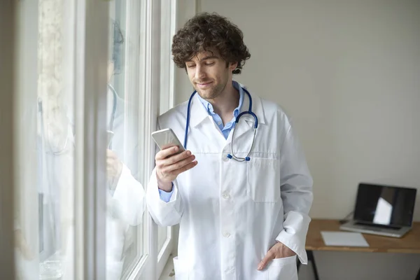 Vystřižená Fotka Mladého Doktora Jak Píše Mobil Své Kanceláři — Stock fotografie