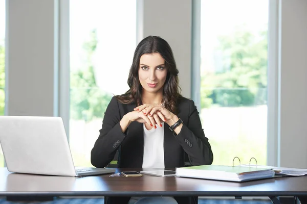 Aufnahme Einer Schönen Jungen Verkäuferin Die Schreibtisch Sitzt Und Während — Stockfoto