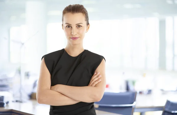 Portrait Confident Young Financial Assitant Standing Office Arms Crossed — Stock Photo, Image