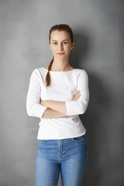 Studio Shot Van Een Aantrekkelijke Jonge Vrouw Permanent Met Armen — Stockfoto