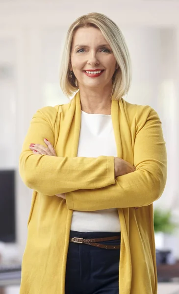 Eine Schöne Reife Verkäuferin Trägt Lässige Kleidung Und Lächelt Einem — Stockfoto