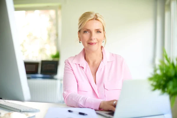 Aufnahme Einer Leitenden Unternehmerin Die Schreibtisch Sitzt Und Ihren Laptop — Stockfoto