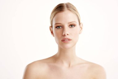 Yakın çekim stüdyo portre güzel genç kadın kameraya bakarak ve gülümseyen kusursuz cilt ile vurdu. Beyaz izole. arka plan. 