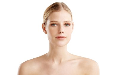 Yakın çekim stüdyo portre güzel genç kadın kameraya bakarak ve gülümseyen kusursuz cilt ile vurdu. Beyaz izole. arka plan. 