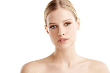 Yakın çekim stüdyo portre güzel genç kadın kameraya bakarak ve gülümseyen kusursuz cilt ile vurdu. Beyaz izole. arka plan. 