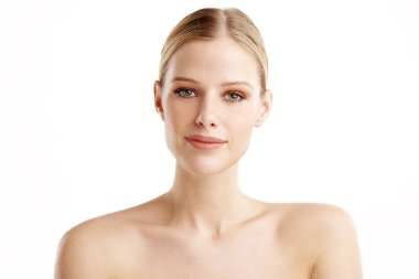 Yakın çekim stüdyo portre güzel genç kadın kameraya bakarak ve gülümseyen kusursuz cilt ile vurdu. Beyaz izole. arka plan. 