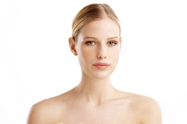 Yakın çekim stüdyo portre güzel genç kadın kameraya bakarak ve gülümseyen kusursuz cilt ile vurdu. Beyaz izole. arka plan. 