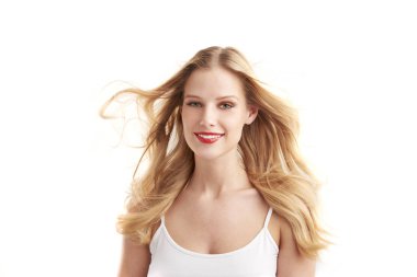 Yakın çekim olan kırmızı ruj ve izole beyaz arka plan poz kameraya bakarak sarı saçlı güzel kadın portresi. 