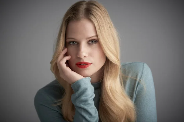 Retrato Estudio Primer Plano Una Joven Pensante Mirando Cámara Mientras — Foto de Stock