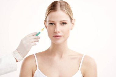 Botox tedavisi olan genç bir kadın portresi yakın çekim 