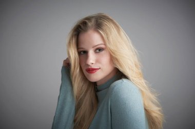 Stüdyo gri backgrou poz güzel genç kadın portresi