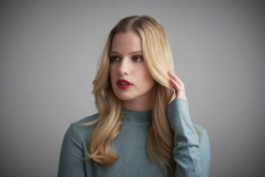 Stüdyo gri backgrou poz güzel genç kadın portresi