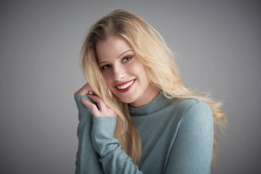 Kamera ve s bakarak güzel genç kadın portresi stüdyo