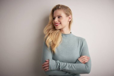 Stüdyo gri backgr duran güzel genç kadın portresi