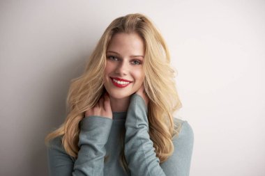 Stüdyo açık gri duran güzel genç kadın portresi 