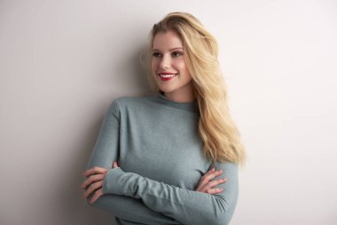 Stüdyo gri backgr duran güzel genç kadın portresi