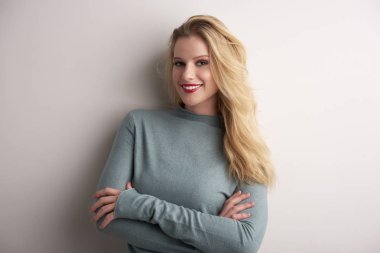 Stüdyo açık gri duran güzel genç kadın portresi 