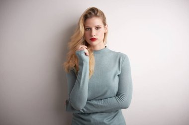 Stüdyo gri backgr duran güzel genç kadın portresi