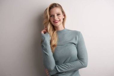 Stüdyo açık gri duran güzel genç kadın portresi 