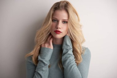 Stüdyo açık gri duran güzel genç kadın portresi 