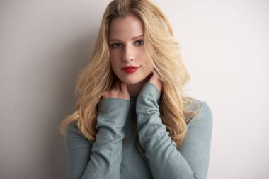 Stüdyo açık gri duran güzel genç kadın portresi 