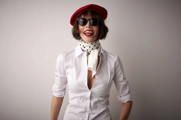 ベレー帽とサングラスを身に着けているファッショナブルな女性の肖像画のショット — ストック写真