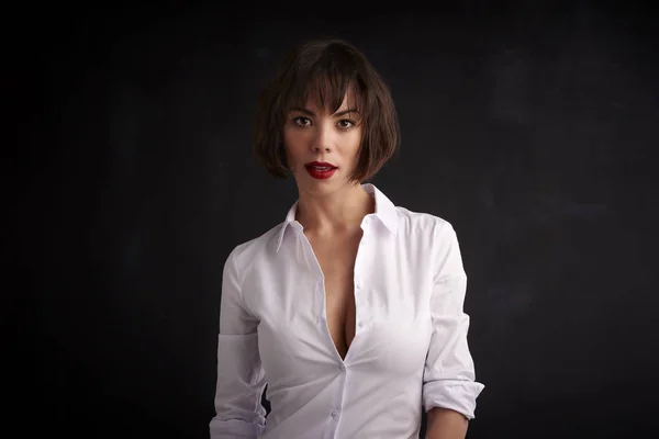 Atraktivní mladá žena nosí červenou rtěnku a bílou košili whil — Stock fotografie