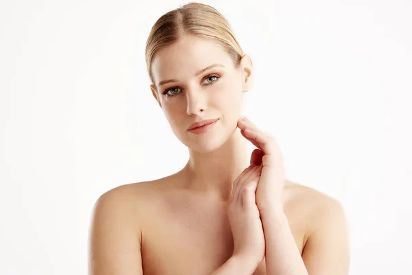 Retrato de una hermosa joven con maquillaje natural — Foto de Stock