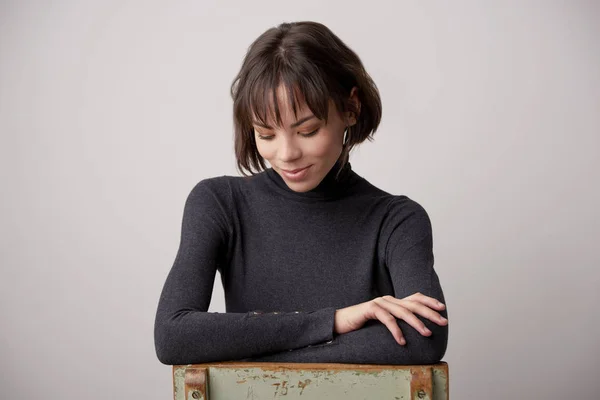 Hermoso retrato de estudio de mujer joven — Foto de Stock