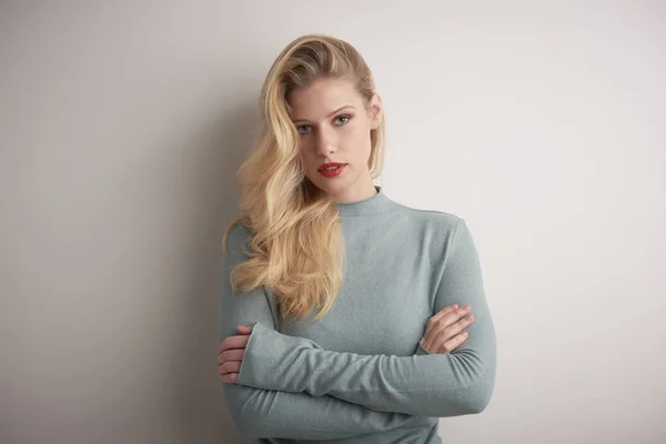 Retrato de estudio de una hermosa joven de pie en gris claro — Foto de Stock