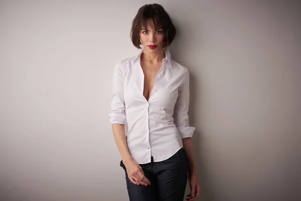 Estúdio Retrato Tiro Mulher Atraente Vestindo Camisa Branca Batom Vermelho — Fotografia de Stock